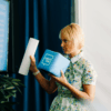 Koop de draadloze Catchbox microfoon voor interactieve bijeenkomsten. Een mevrouw houdt de catchbox vast en maakt deel uit van een interactieve bijeenkomst.