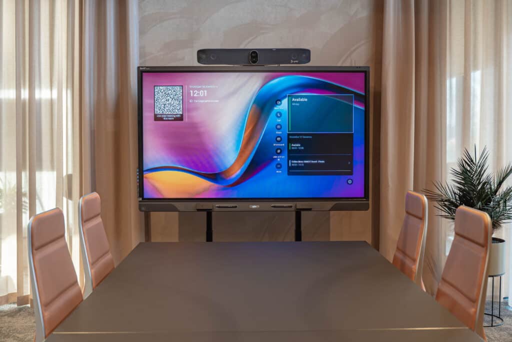 SMART Board QX Pro met Poly videoapparatuur in een vergaderruimte in showroom Houten
