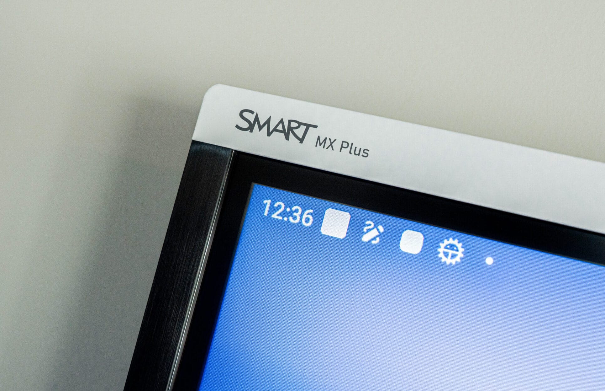Detailfoto van het logo van SMART op de MX Plus serie. Foto genomen in de SMART Board Showroom Houten.