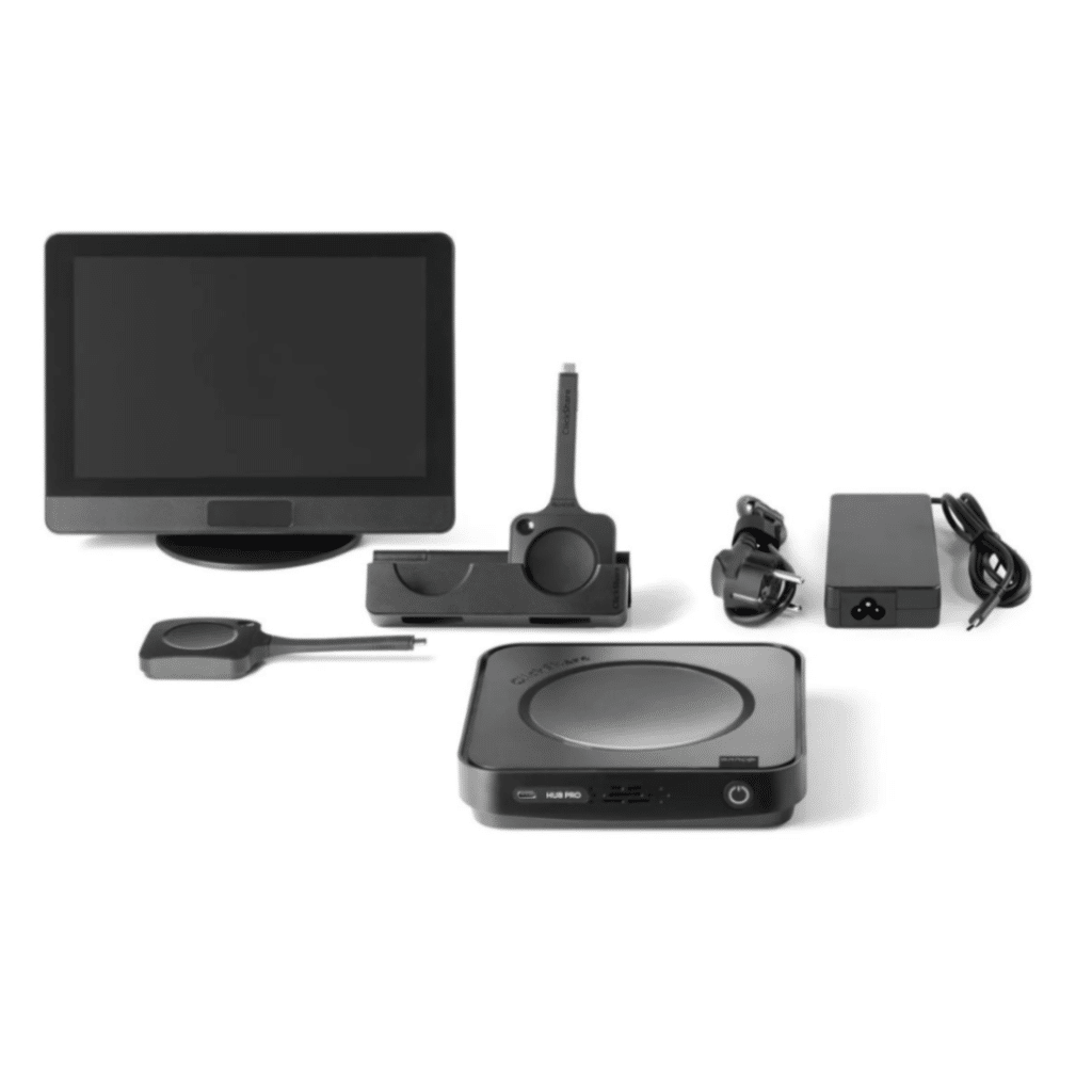Een productafbeelding van de Barco ClickShare Hub. Waarin de hele kit te zien is inclusief scherm en de accessoires.