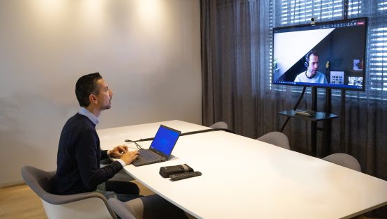 Een vergadering in actie, gebruikmakend van videoconferencing.