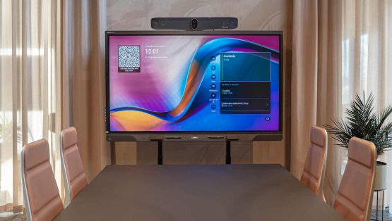 SMART Board QX Pro met Poly videoapparatuur in een vergaderruimte in showroom Houten