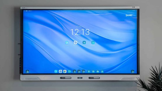 Een vooraanzicht van de SMART Board MX Plus, foto genomen in Showroom Houten.