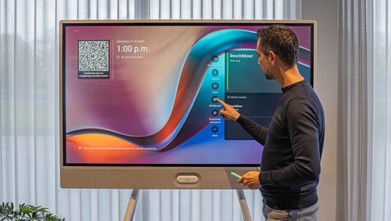 Logitech Rally board Cart 65 in gebruik in Limid Showroom Houten