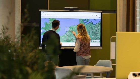 Wat is een digibord? Twee gebruikers voor een digibord van SMART Board.