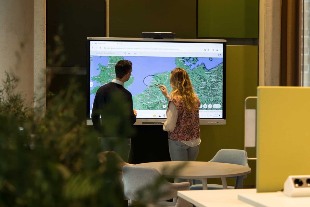 Wat is een digibord? Twee gebruikers voor een digibord van SMART Board.
