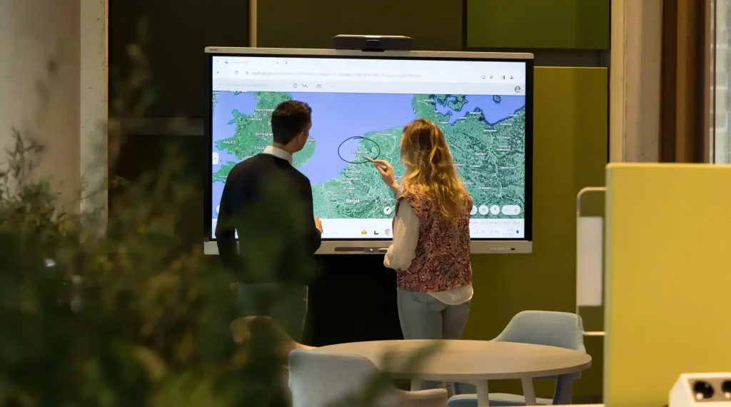 Wat is een digibord? Twee gebruikers voor een digibord van SMART Board.