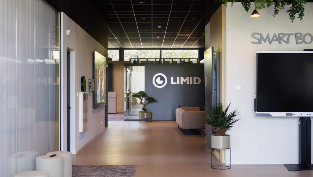 Showroom Houten Logo limid en SMARTBoard