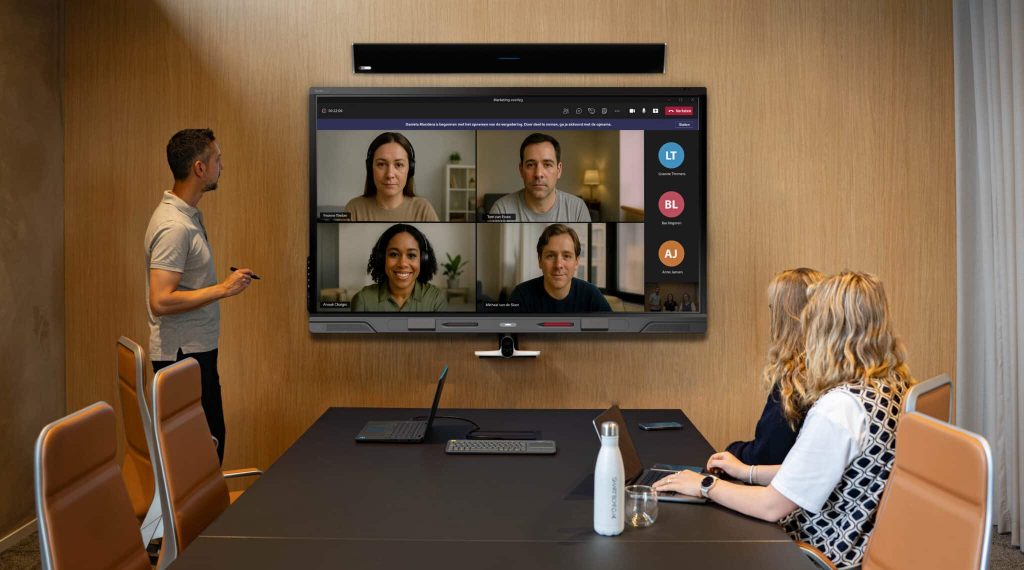 Vergaderruimte met Nureva Bar en display tijdens hybride videovergadering