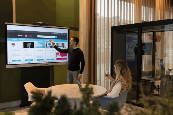 Tactile screen in gebruik in showroom Amsterdam