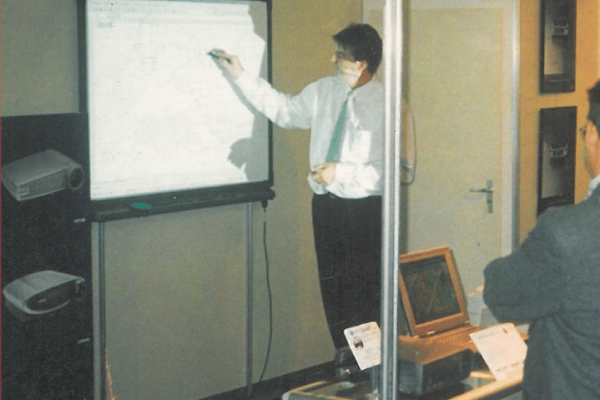Een afbeelding van een van de eerste SMART Boards, De begindagen van Limid.
