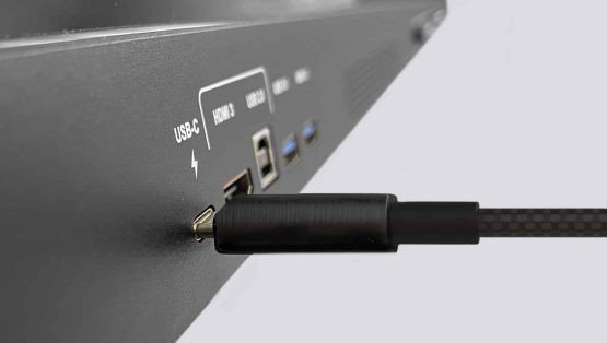 Close-up van USB-C poort met stekker die wordt aangesloten