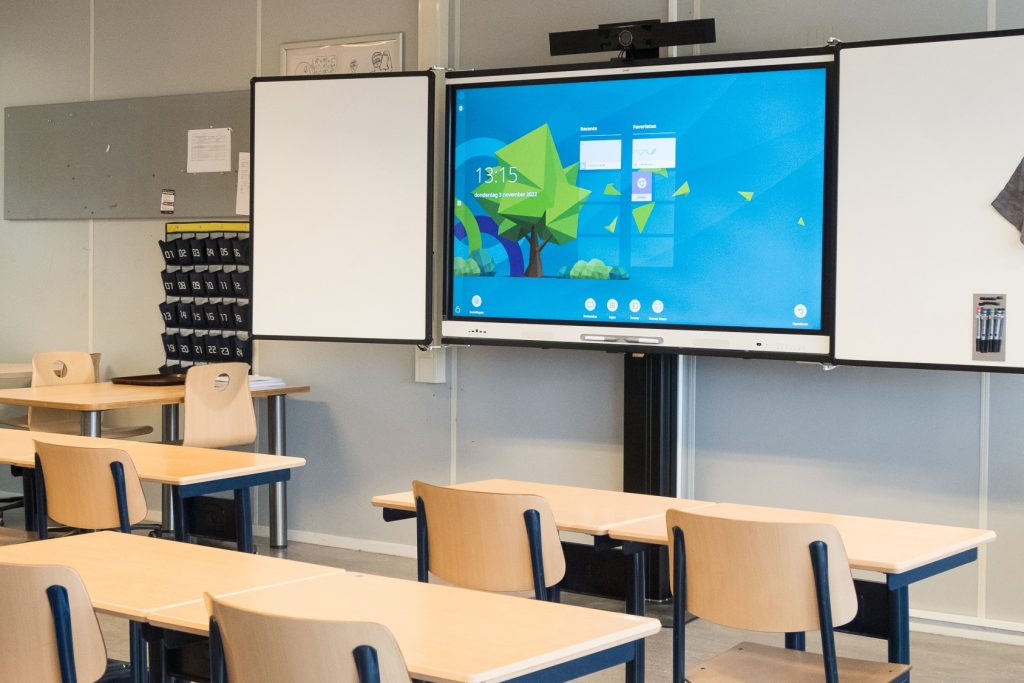De school Pax Christi voorzien van gloednieuwe SMART Boards inclusief de optie om te videovergaderen.