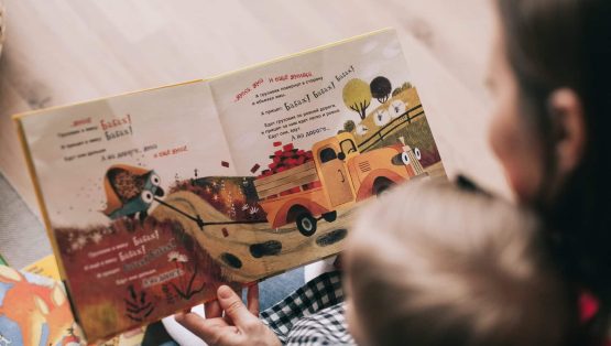 Iemand leest een boek aan iemand voor en maakt gebruik van storytelling