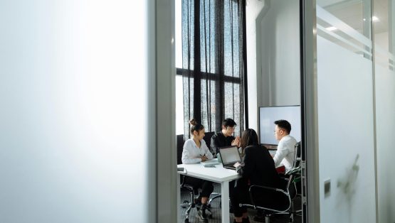 Afbeelding van een vergaderruimte in gebruik.