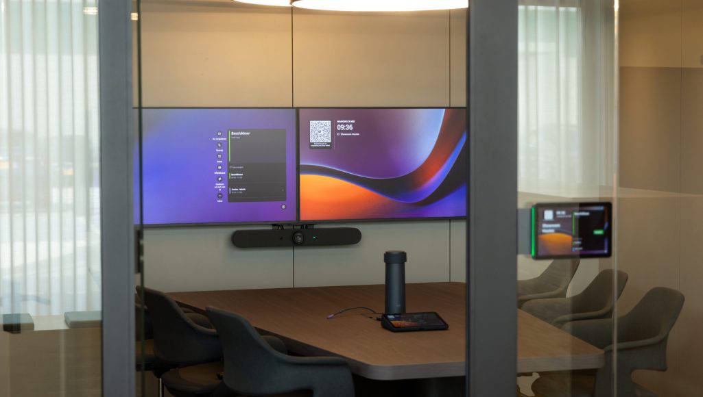 Showroom Houten vergaderruimte opstelling met Poly Videobar en reserveringssysteem