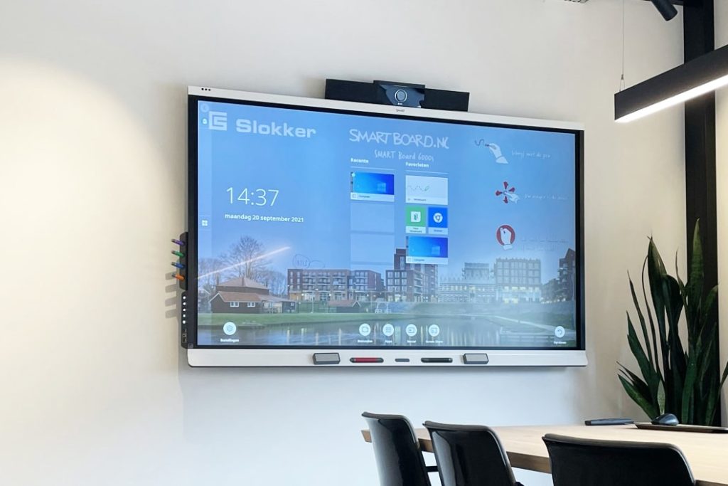 BIM room ingericht bij Slokker Bouw met videoconference systeem. Je ziet een SMART Board 6000 met videobar.